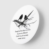 鳥と木のことわざの枝のような家族 ラウンド壁時計 (傾斜)