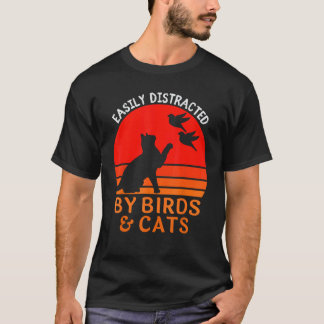 鳥と猫に気を取られがち 鳥と猫が好きな人への面白い贈り物 Tシャツ