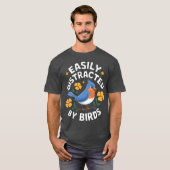 鳥に気を取られがちなレトロおもしろデザイン Tシャツ (正面フル)