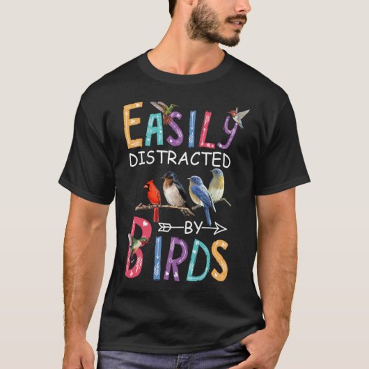 鳥に気を取られがち 鳥好きな人への面白いギフト Tシャツ (正面)