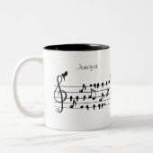 鳥のように自由に、音楽のノートとして歌の鳥の演技 ツートーンマグカップ (左)