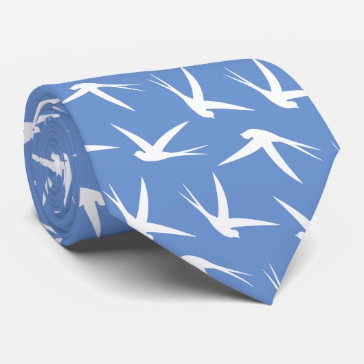 鳥のように飛ぶ青と白のツバメ模様 ネクタイ (ロール)