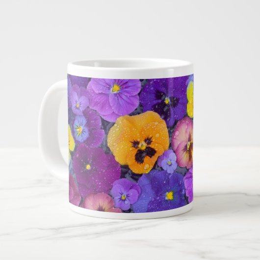 鳥の入った水浴びに浮かぶパンジーの花と露 ジャンボコーヒーマグカップ (正面左)