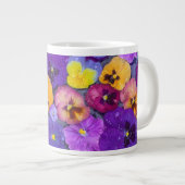 鳥の入った水浴びに浮かぶパンジーの花と露 ジャンボコーヒーマグカップ (正面右)