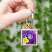 鳥の入った浴槽に浮かぶパンジーの花と露 キーホルダー (手)