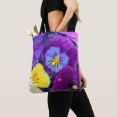 鳥の入浴剤に浮かぶパンジーの花と露 トートバッグ (クローズアップ)