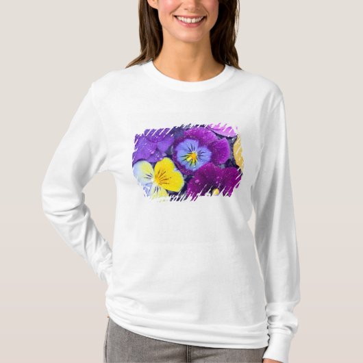鳥の入浴剤に浮かぶパンジーの花と露 Tシャツ (正面)