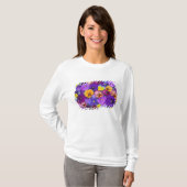 鳥の入浴場に浮かぶパンジーの花と露 Tシャツ (正面フル)