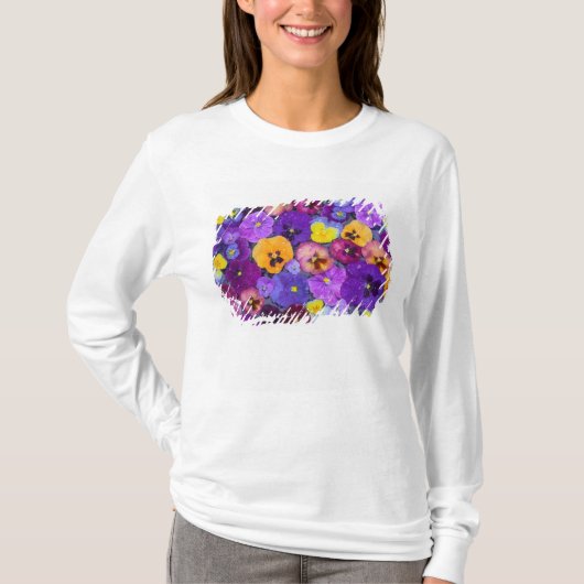 鳥の入浴場に浮かぶパンジーの花と露 Tシャツ (正面)