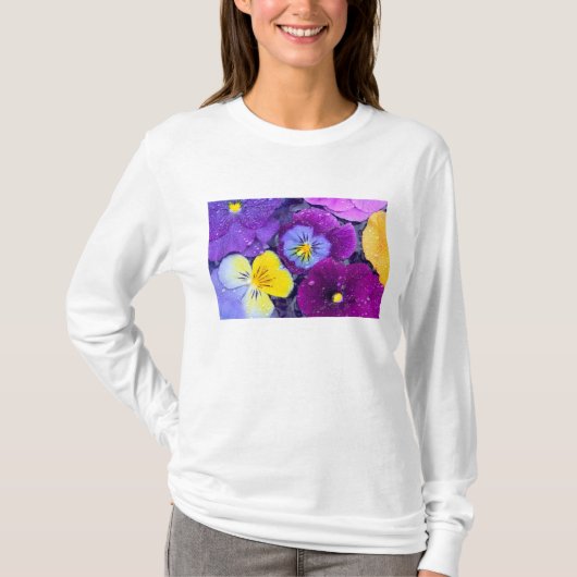 鳥の入浴水に浮かぶパンジーの花と露 Tシャツ (正面)