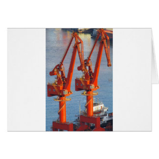 鳥の恐竜のように対の建設用クレーンの見え