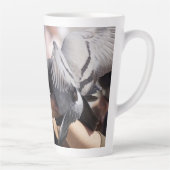 鳥の愛人カラフルのためのハトの鳥の羽の写真 カフェラテマグ (右)