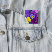 鳥の浴槽に浮かぶパンジーの花と露 缶バッジ (インサイチュ)
