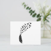 鳥の黒い飛んでいる羽 ポストカード (スタンド正面)