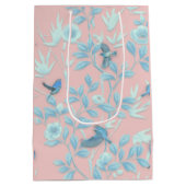 鳥や花が咲くピンクの背景 ミディアムペーパーバッグ (裏面)