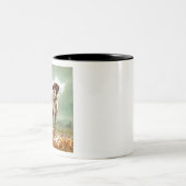 鳥を口に入れたハンター犬 ツートーンマグカップ (中央)