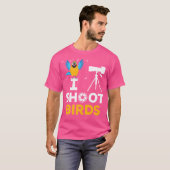 鳥を撮る男 - おもしろバードフォトグラファー 鳥の写真 Tシャツ (正面フル)