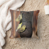 鳥フィーダの金ゴールドフィンチのクローズアップ クッション (ブランケット)