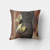 鳥フィーダの金ゴールドフィンチのクローズアップ クッション (裏面)