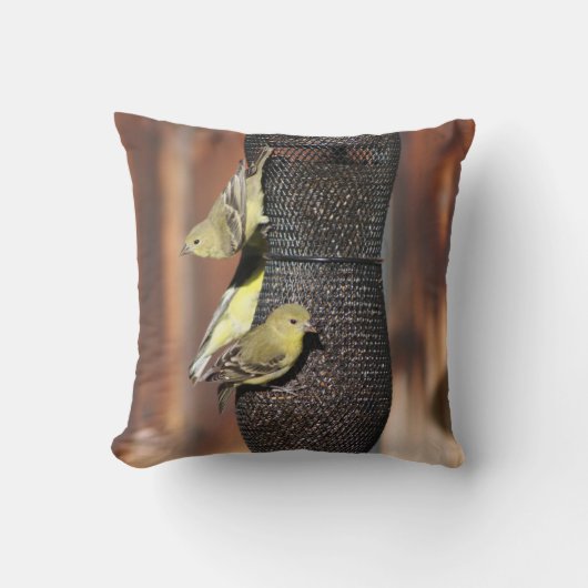 鳥フィーダの金ゴールドフィンチのクローズアップ クッション (正面)