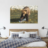 鳥羽でサーモンを捕まえようとしているワイルドグリズリー キャンバスプリント (インサイチュ (寝室))