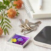 鳥風呂に露を浮かべたパンジーの花 キーホルダー (側面)