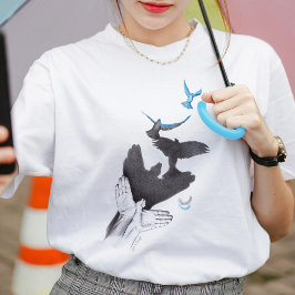 鳥飛んでいるの手の影の幻想超現実美術クール Tシャツ