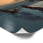 鳥飛んでいるの日没の湖の光沢ポスター ポスター (コーナー)