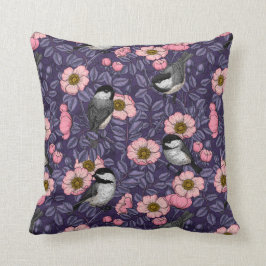 《鳥》アメリカゴガラはピンクとスミレ色の野生バラに含まれる クッション