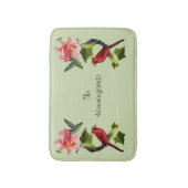 （鳥）ショウジョウコウカンチョウとハミングバードとピンクのユリとツタ バスマット (正面縦)