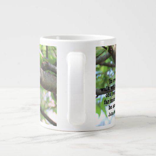 （鳥）ショウジョウコウカンチョウの木にジョン・ミュアの引用文がある ジャンボコーヒーマグカップ (裏面)