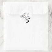 (鳥)ショウジョウコウカンチョウの赤い鳥が雪に覆われた冬の木&猫 ラウンドシール (バッグ)