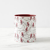 （鳥）ショウジョウコウカンチョウの鳥、冬のさくらんぼと雪模様 ツートーンマグカップ (中央)