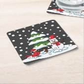 （鳥）ショウジョウコウカンチョウ、雪だるま、松に降る雪 スクエアペーパーコースター (アングル)