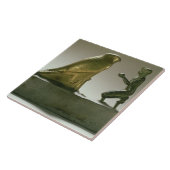 《鳥》ハヤブサ神を崇拝する王のTaharqa彫像 タイル (側面)