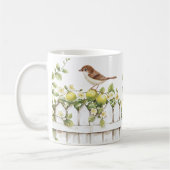鳥 ライム 白い杭のフェンス 花 コーヒーマグカップ (左)