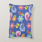 鳥、蝶とラディバグフラワーガーデンブルー アクセントクッション (裏面(縦))