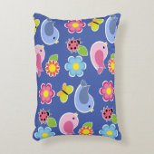 鳥、蝶とラディバグフラワーガーデンブルー アクセントクッション (正面(垂直))