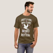 鳩と陶芸が好きなだけの女の子のプレゼント Tシャツ (正面フル)