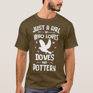 鳩と陶芸が好きなだけの女の子のプレゼント Tシャツ