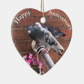 鳩ペアと花の編集可能な記念日 セラミックオーナメント (右)