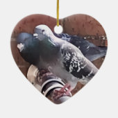 鳩ペアと花の編集可能な記念日 セラミックオーナメント (裏面)