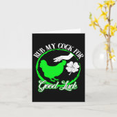 鶏が幸運を祈って私を擦るSt patricks day カード (黄色い花)