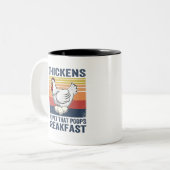 鶏が朝食をとるペットをウンチする ツートーンマグカップ (正面左)