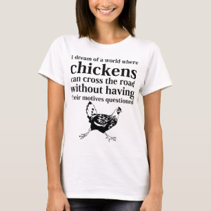 鶏が道を交差できる世界の夢 Tシャツ