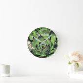 鶏とひよこの庭の多肉パーソナライズされた類 ラウンド壁時計 (ホーム)