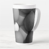 鶏の卵（白と黒） カフェラテマグ (右アングル)