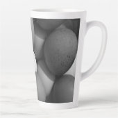 鶏の卵（白と黒） カフェラテマグ (右)