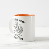鶏の漫画おもしろい怒は、どのような鶏のユーモアを推測 ツートーンマグカップ (正面左)