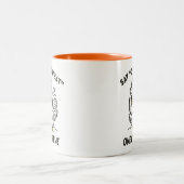 鶏の漫画おもしろい怒は、どのような鶏のユーモアを推測 ツートーンマグカップ (中央)